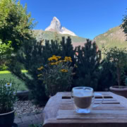 Kaffee auf Terrasse mit Matterhorn-Blick in Zermatt