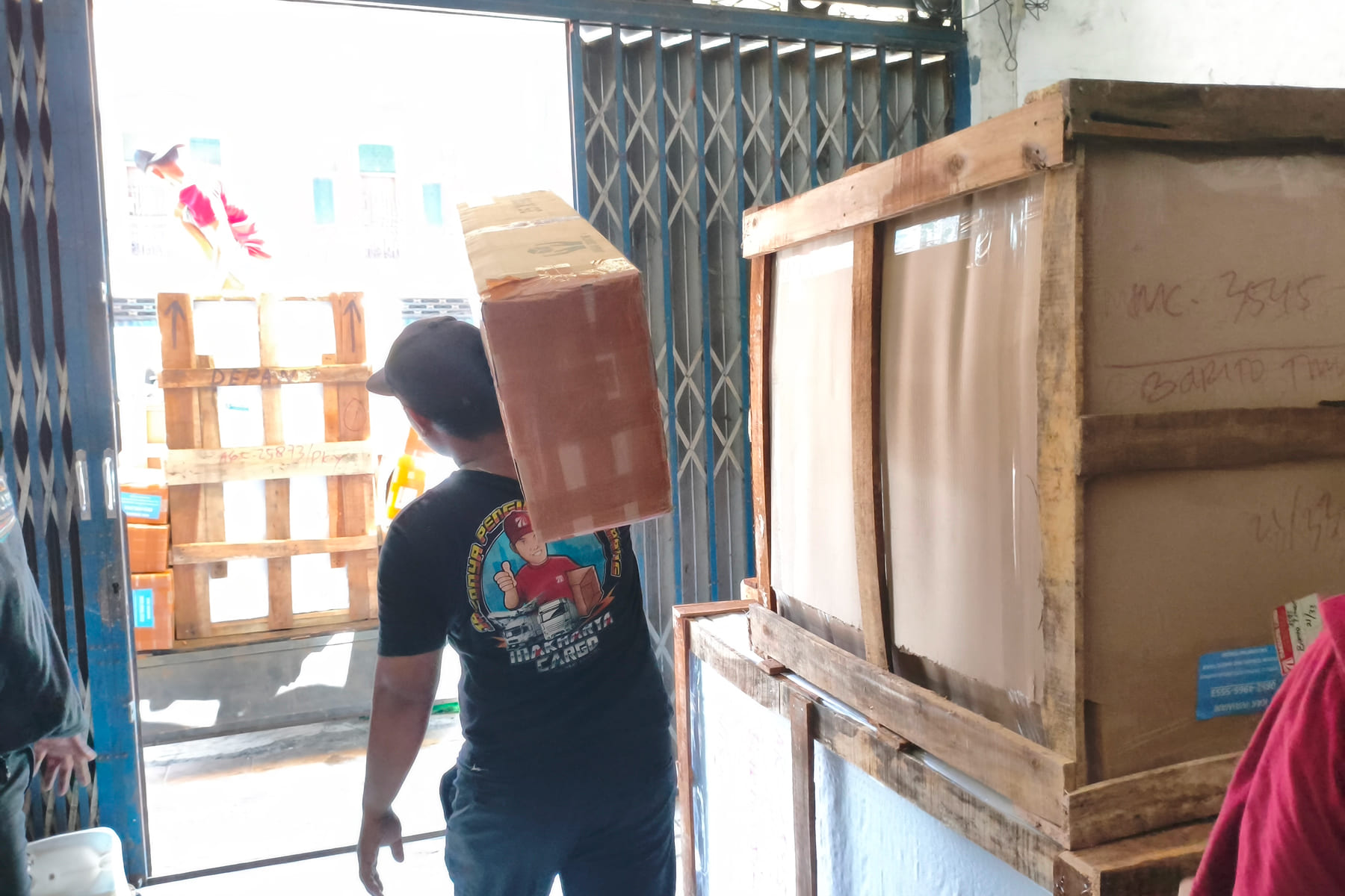 minimal pengiriman cargo dengan aturan berat minimum dalam sistem ekspedisi