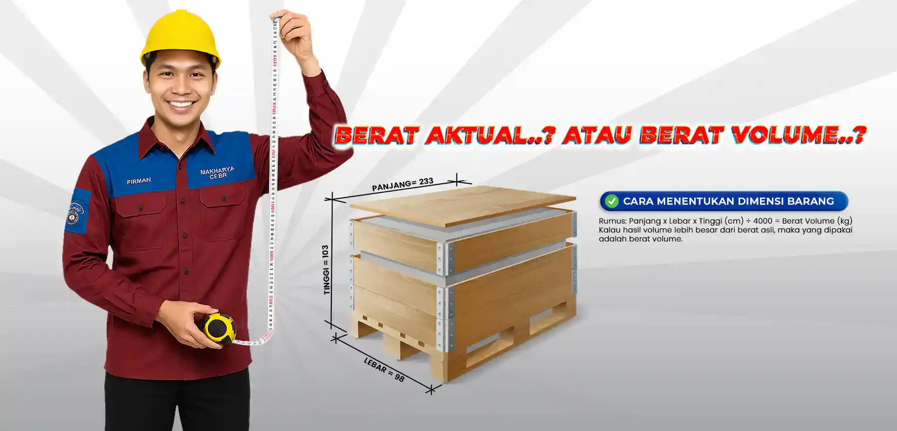Petugas Makharya Cargo sedang melakukan pengepakan aman untuk ekspedisi cepat Surabaya Makassar dengan bubble wrap dan kayu