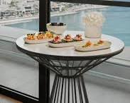 أجواء صباحية هادئة في مطعم بدبي مع شروق الشمس فوق البحر