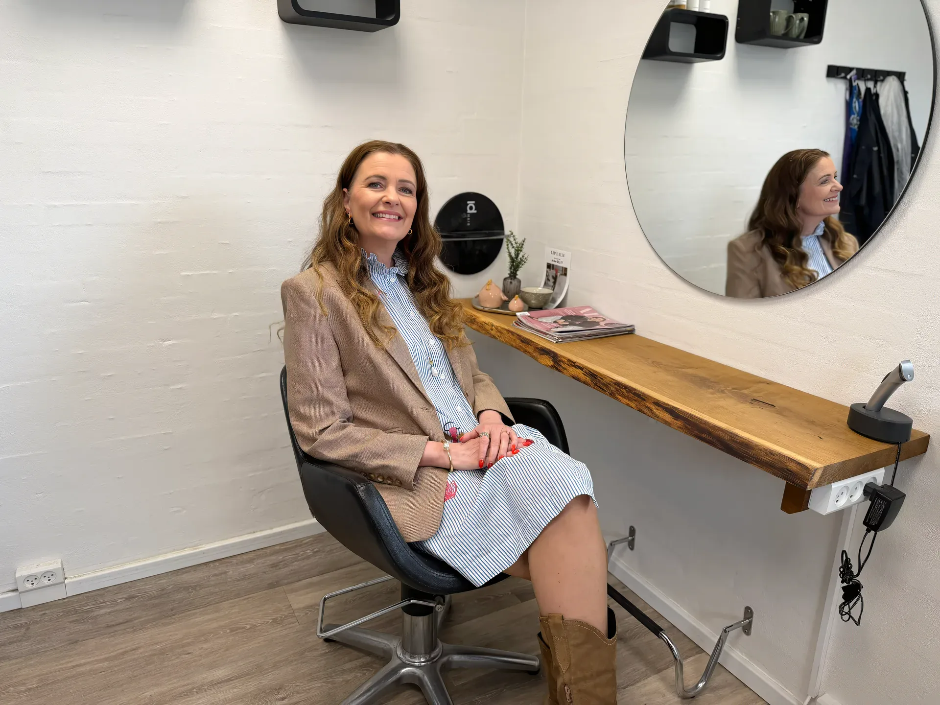 Lotte Lybæk Madsen ejer af Salon Zig Zag Agerbaek smiler siddende i salonstol