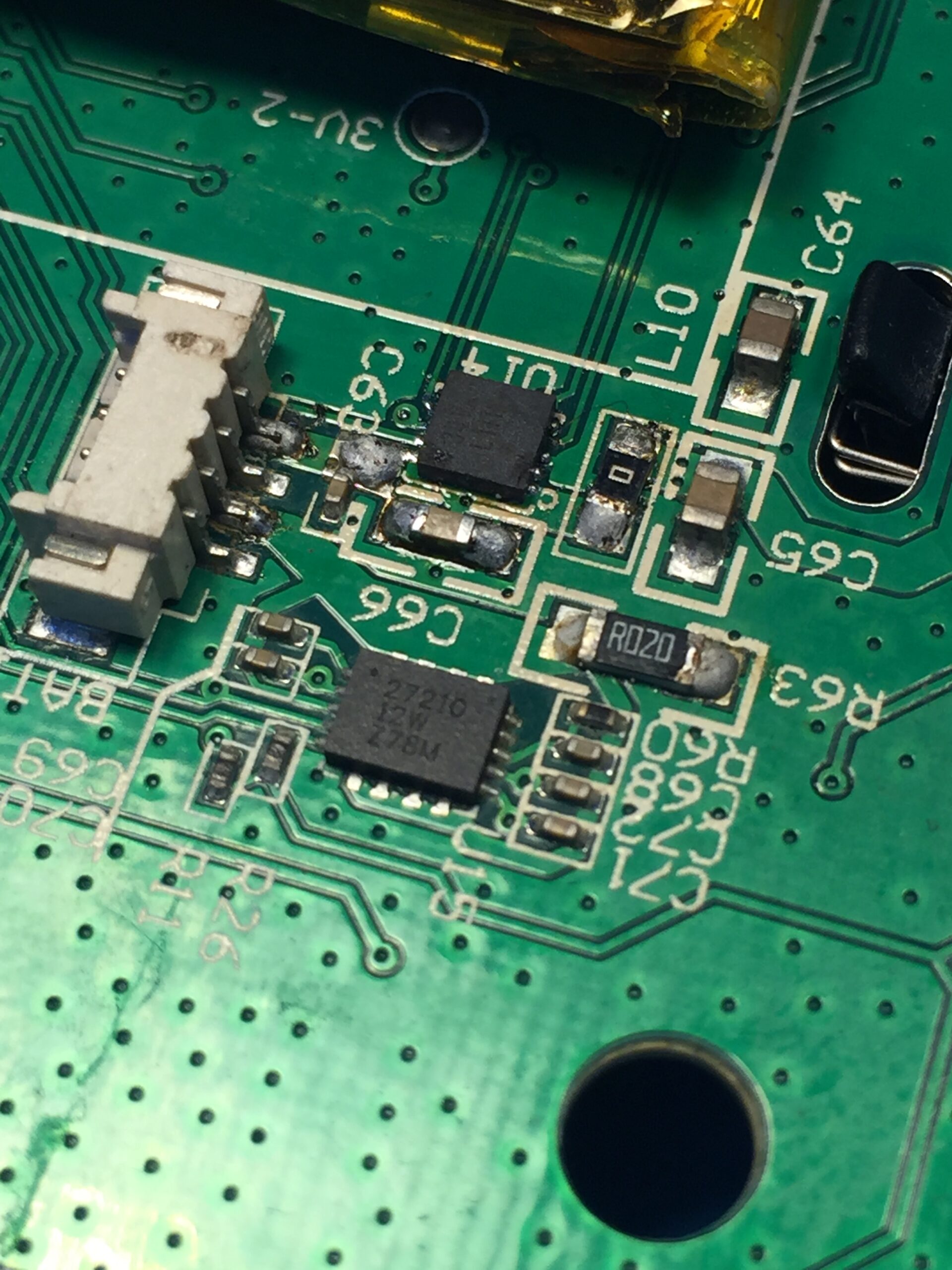 Placă electronică dintr-un ecran LED, în timpul reparației