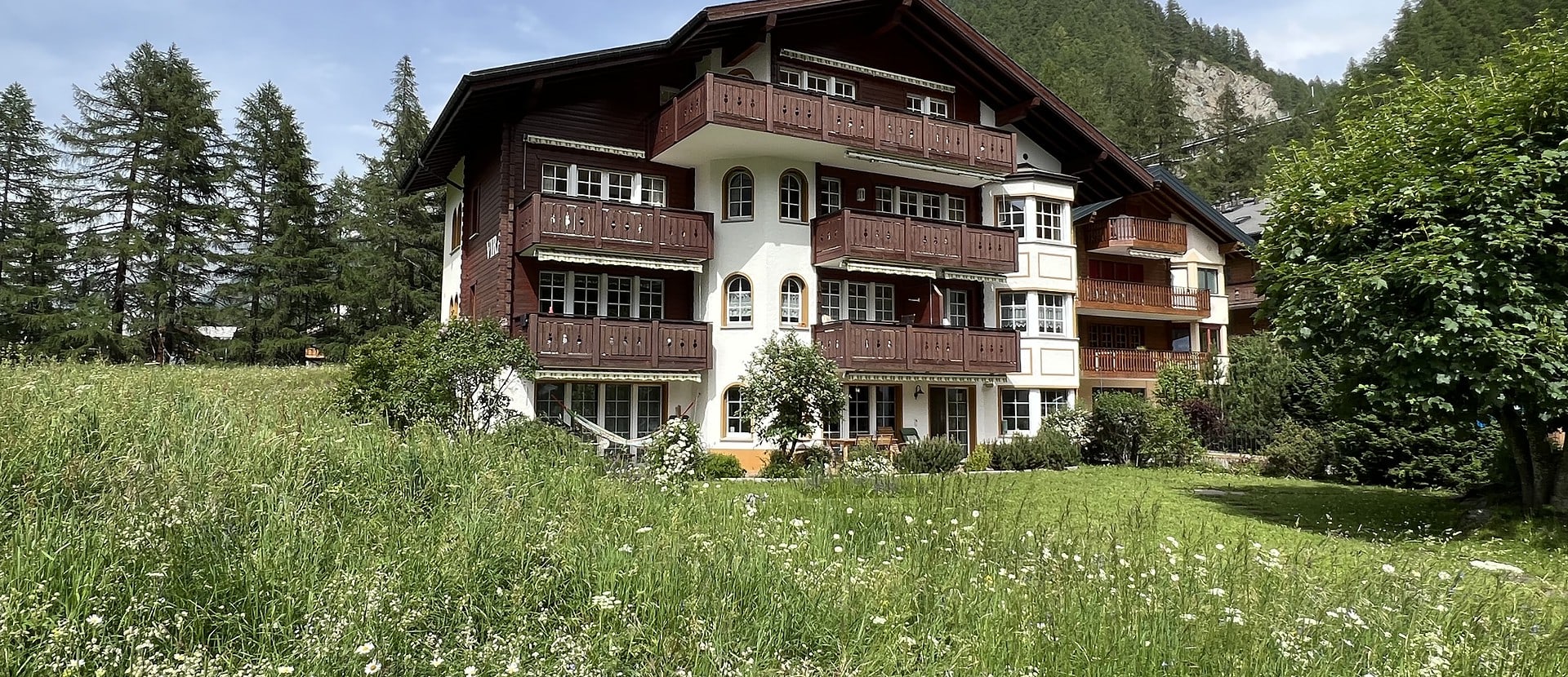 Haus Vira im Sommer in Richtung Nord-Osten