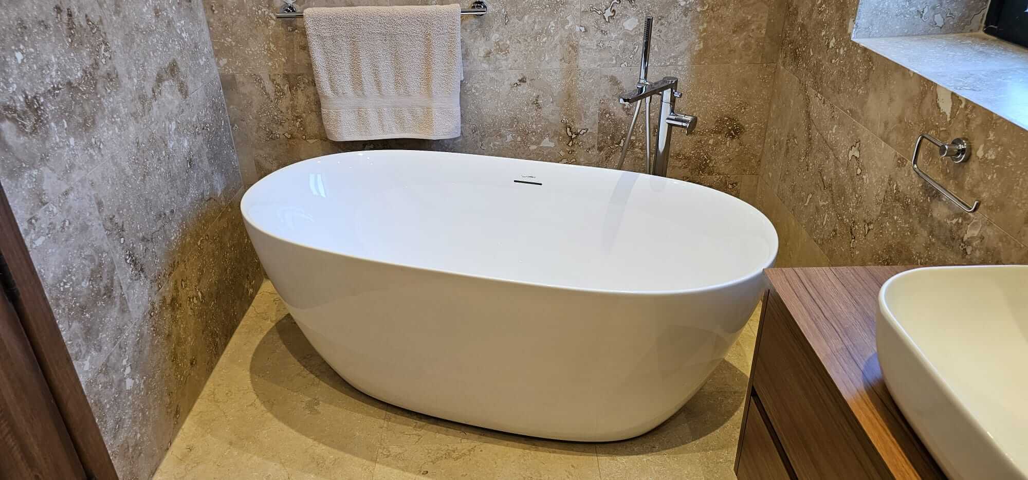 Timeless Balance – A Bathroom in Limestone and Travertine