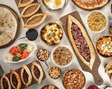 عرض "اشترِ واحد واحصل على الآخر مجاناً" أو خصومات على قائمة الطعام في أحد مطاعم دبي الحيوية، إيمانا بتقديم التوفير.