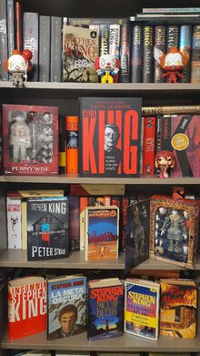 Il volume Stephen King. Tutte le opere accanto ad altri libri della collezione kinghiana