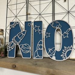 Houten decoratieletters in ruimte thema