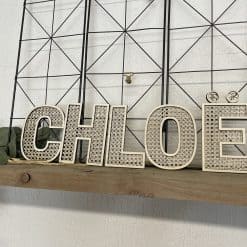 Houten decoratie letters in rotan thema voor de kinderkamer