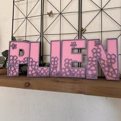 Naam in houten letters bloemen thema, met roze en paars