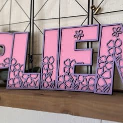 Naam in houten letters bloemen thema, met roze en paars
