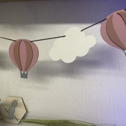 kinderkamer slinger van hout met luchtballonnen en wolkjes