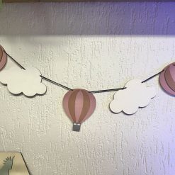 Kinderkamer slinger van hout met luchtballonnen en wolken