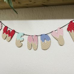 slinger kinderkamer van hout met ijsjes en naam