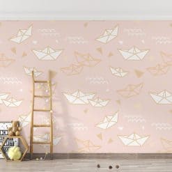 Kinderkamer behang roze met papieren bootjes