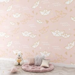 Kinderkamer behang roze met papieren bootjes