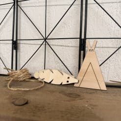 Mini slinger hout tipi & veren DIY