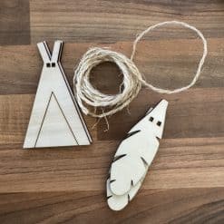 Mini slinger hout tipi & veren DIY
