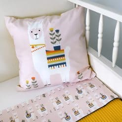 Kinderkamer kussen met lama oud roze