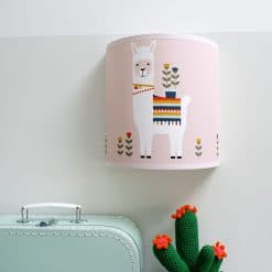 Wandlamp kinderkamer roze lama