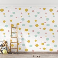 Kinderkamer pastel kleuren, behang met pastel dots