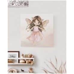 Kinderkamer muur met een canvas schilderij met een afbeelding van een elfje