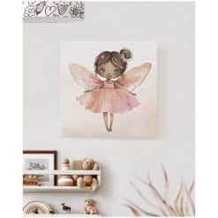 Kinderkamer muur met een canvas schilderij met elfje
