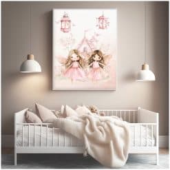 Babykamer met grote poster boven het bed met twee elfjes en een huisje