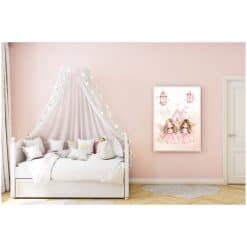 Babykamer met grote poster boven het bed met twee elfjes en een huisje