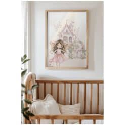 Kinderkamer met grote poster. Elfje en elvenhuisje
