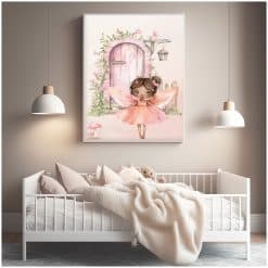 Babykamer met grote poster aan wand met elfje en elvendeurtje