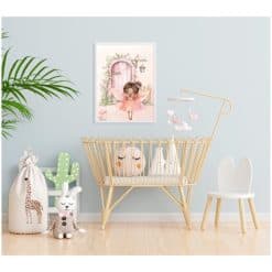 Babykamer met grote poster aan wand met elfje en elvendeurtje