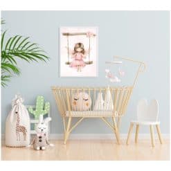 Kinderkamer met grote poster elfje op een schommel