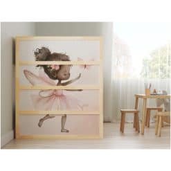 Kinderkamer met ikea kura bed en sticker elfje