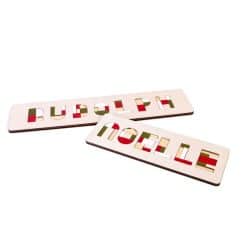 Naampuzzel in hout in vrolijke kerst kleuren