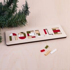 Naampuzzel in hout in vrolijke kerst kleuren