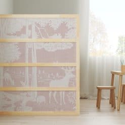 Kinderkamer met ikea kura bed met stickers