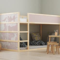 Kinderkamer met ikea kura bed met stickers