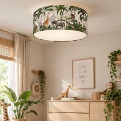 Kikki Belle Jungle Jive plafondlamp in jungle kinderkamer met giraffe, zebra, olifant en tropische dieren