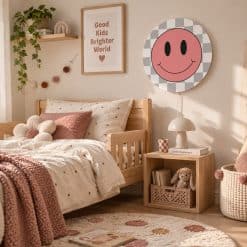 Meidenkamer met ronde wandlamp met smiley patroon