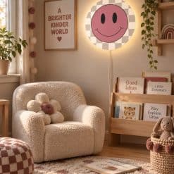 Meidenkamer met leeshoek en ronde wandlamp retro look, smiley Roze