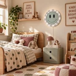 Vrolijke retro kamer met ronde smiley lamp