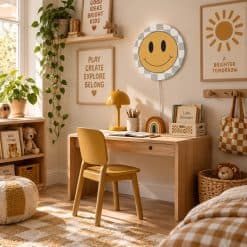 Gezellige kinderkamer met bureau en ronde wandlamp in retro smiley stijl