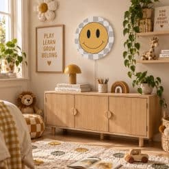 Vrolijke kinderkamer retro stijl met ronde wandlamp smiley