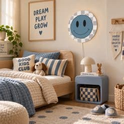 Stoere jongenskamer met vrolijke smiley wandlamp