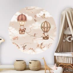Kinderkamer muurcirkel met dieren in luchtballonnen en vliegtuigjes tussen de wolken