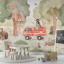 Fotobehang kinderkamer met bosdieren en brandweerauto in het bos met beer, vos, hert en wasbeer