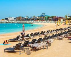 منظر بانورامي لشاطئ لا مير دبي مع الظلال الصافية.