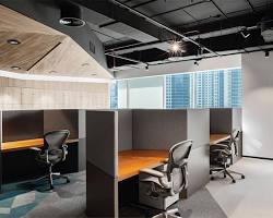 شخص يعمل على جهاز كمبيوتر محمول في كافيه بدبي حيث يوفر مساحة عمل أكثر سهولة.