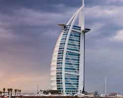 سياح يتنزهون في منطقة جي بي آر دبي بالقرب من الشاطئ في أجواء شتوية معتدلة.