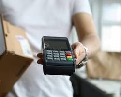 يستخدم الشخص هاتفه الذكي وبطاقة البحث لتمام عمليات الشراء عبر الإنترنت.